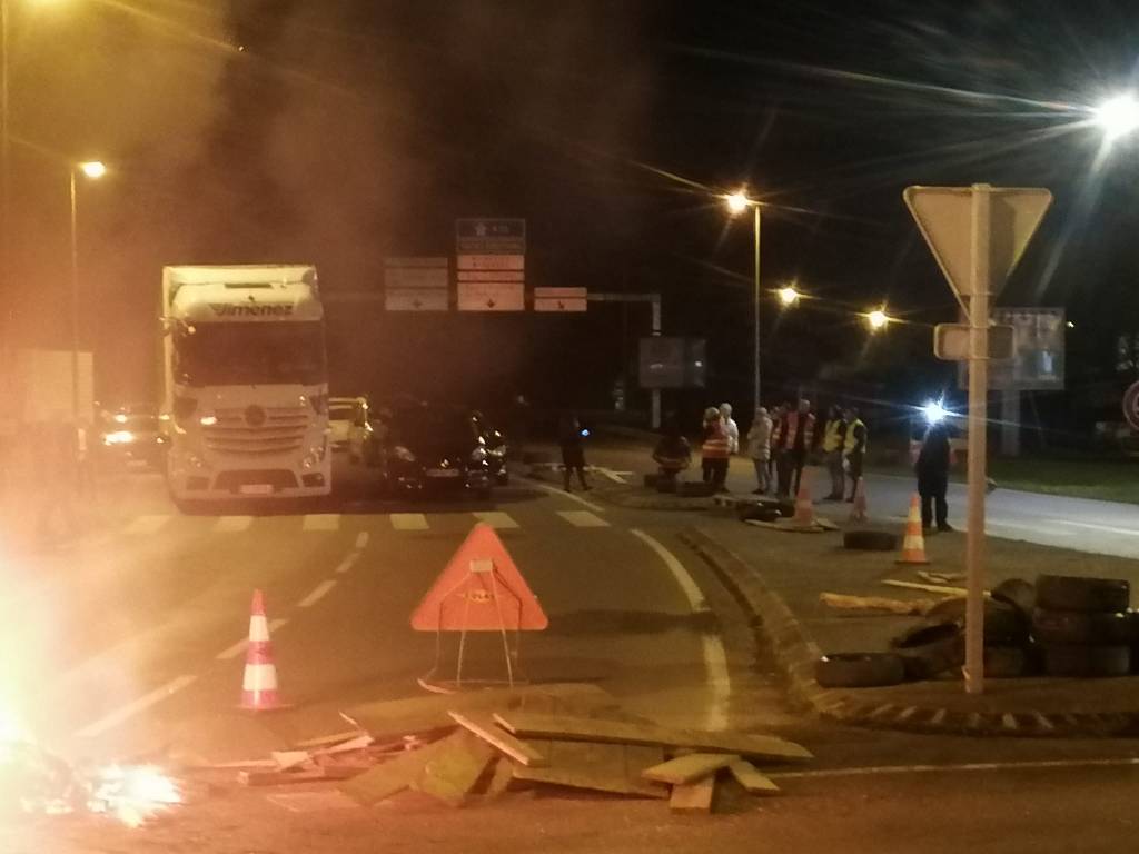 Châtellerault : Le rond point de la zone nord&nbsp;bloqué