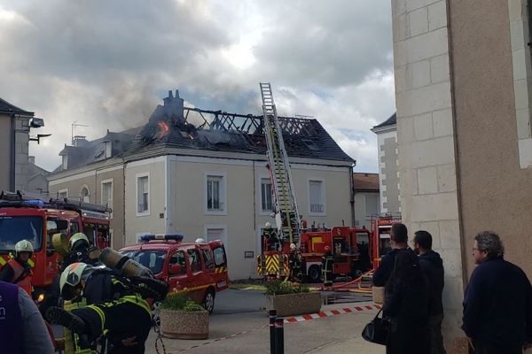 Un incendie spectaculaire détruit une maison à Neuville-de-Poitou, les secours mobilisés pour éviter la propagation aux bâtiments&nbsp;voisins