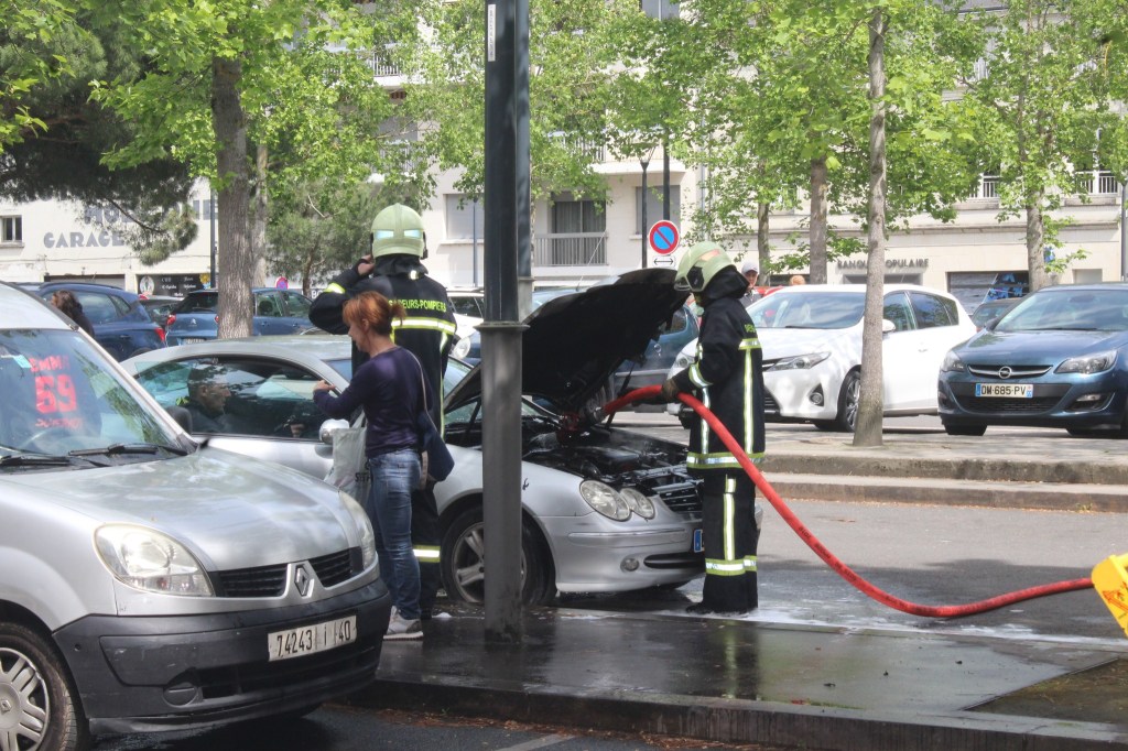 Châtellerault : Fais divers : Une voiture prend feu au centre&nbsp;ville