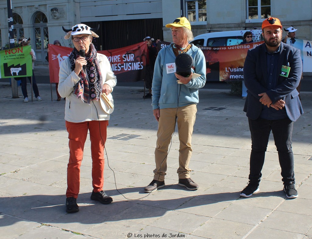 Du côté de Châtellerault : 130 personnes ont fait du bruit dans les rues de Châtellerault pour dire non à la ferme usine de Coussay-les-Bois à l’appel du collectif d’opposants à la ferme du 1.200 taurillon de cette&nbsp;commune.
