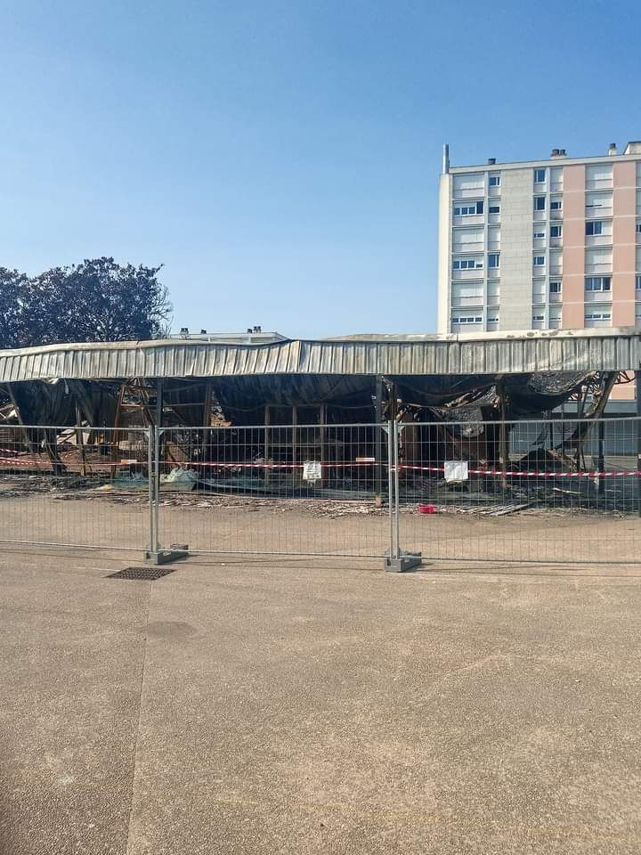 Châtellerault : L&rsquo;espace commerciale du quartier d&rsquo;Ozon détruite lors des émeutes de juin dernier est toujours pas démoli. La ville s’inquiète et est en&nbsp;colère.