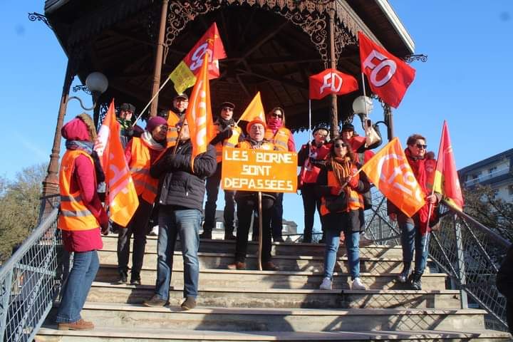 Rassemblement au Kiosque de Châtellerault pour revendiquer les droits des femmes a&nbsp;Châtellerault