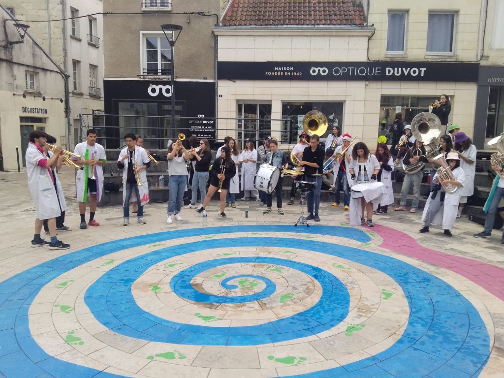Les Bichat Blouse Brothers fêtent leurs 15 ans sur la place Émile Zola de&nbsp;Châtellerault